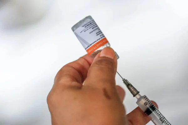 Covid: Butantan vai importar insumo para produzir vacina para crianças