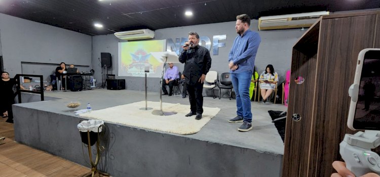 Carlos Bernardo participa de culto em Ponta Porã