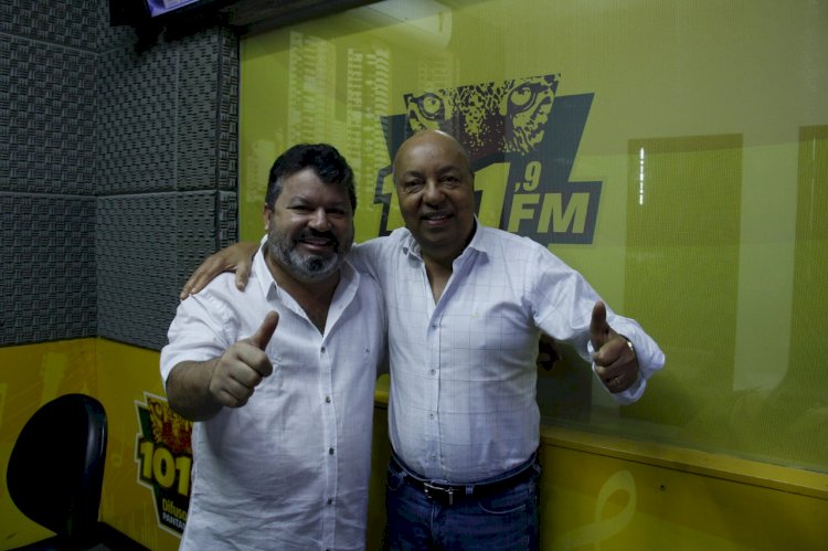 Carlos Bernardo concede entrevista em rádio da Capital