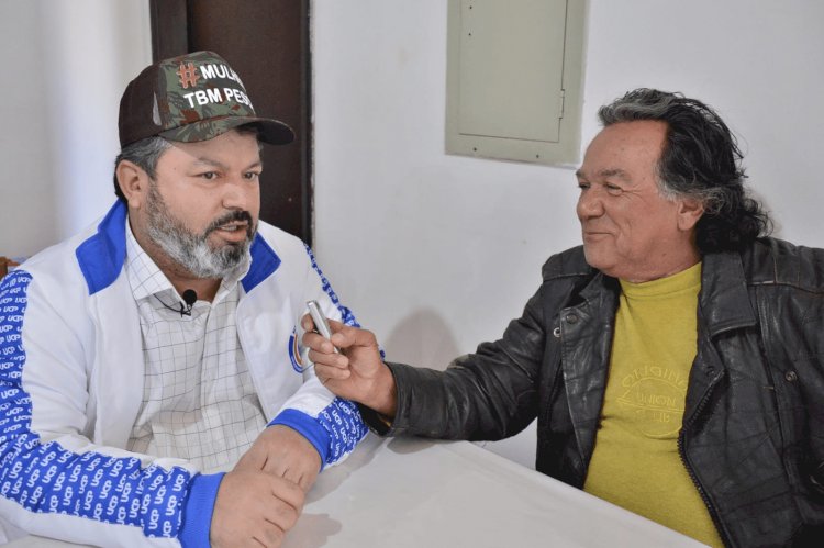 Carlos Bernardo concede entrevista para rádio de Aral Moreira