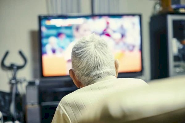 Passar horas em frente à TV aumenta risco de demência, diz estudo