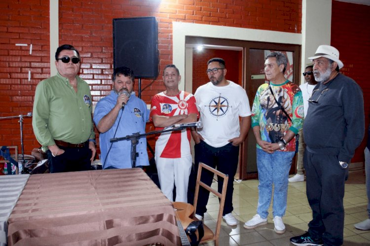 Carlos Bernardo participa da posse da Escola de Samba Igrejinha