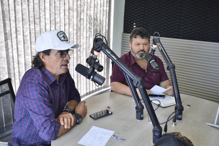 Em Rio Verde, Carlos Bernardo concede entrevistas em rádios e conversa com prefeito