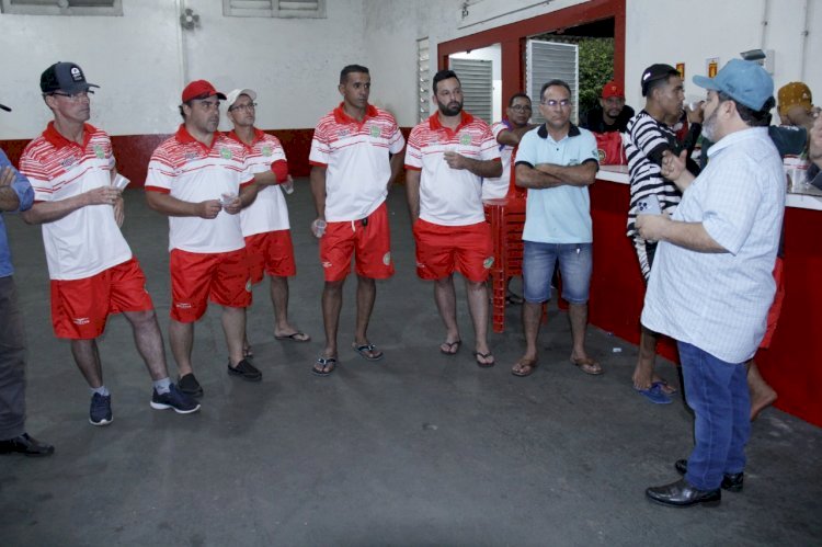 Carlos Bernardo reúne-se com atletas do Mana em Nova Andradina