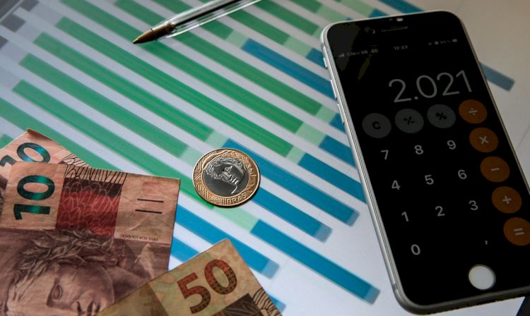 IBGE revisa queda do PIB de 2020 para 3,3%