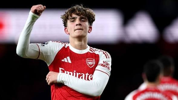 Jovem prodígio do Arsenal explode no futebol europeu e vive dias de fama meteórica