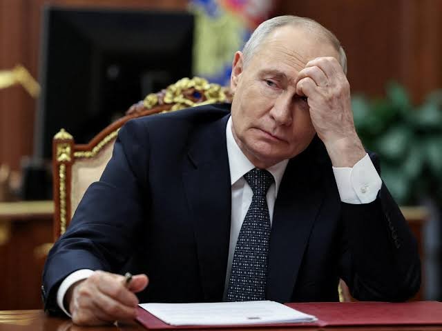 Rússia e Ucrânia intensificam ataques enquanto negociações de paz voltam ao debate internacional